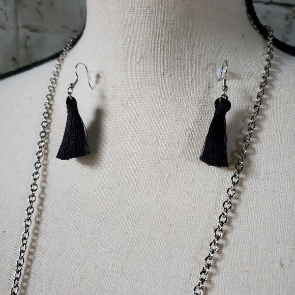 Silver w/ fringe necklace and earrings - Picture 2 of 4